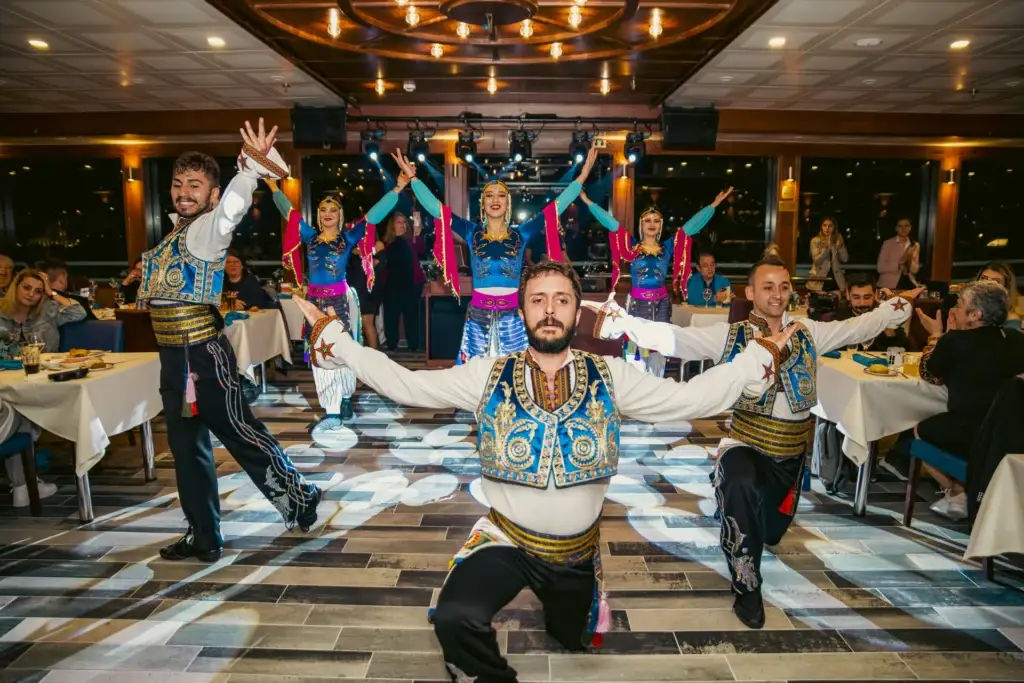 Istanbul Bosphorus Dinner Cruise on Curies